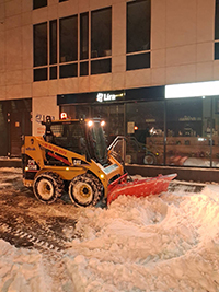 Gépi hóeltakarítás bobcattal bevásárlóközpontnál