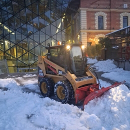 Gépi hótolás - hóeltakarítás gumis élű hólapát ekével Budapesten és Pest megyében éjjel-nappal       +36 30 538 2573
