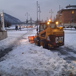 Gépi hótolás - hóeltakarítás gumis élű hólapát ekével Budapesten és Pest megyében éjjel-nappal       +36 30 538 2573