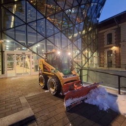 Gépi hótolás - hóeltakarítás gumis élű hólapát ekével Budapesten és Pest megyében éjjel-nappal       +36 30 538 2573