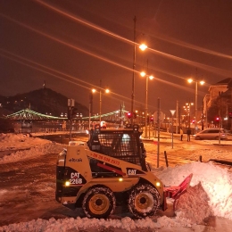 Gépi hótolás - hóeltakarítás gumis élű hólapát ekével Budapesten és Pest megyében éjjel-nappal       +36 30 538 2573